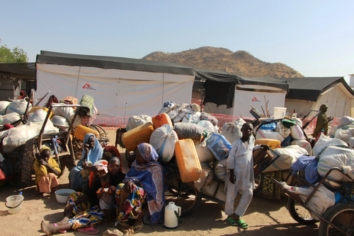 Nigeria: Searching for aid after fleeing the fighting Nigeria: Searching for aid after fleeing the fighting