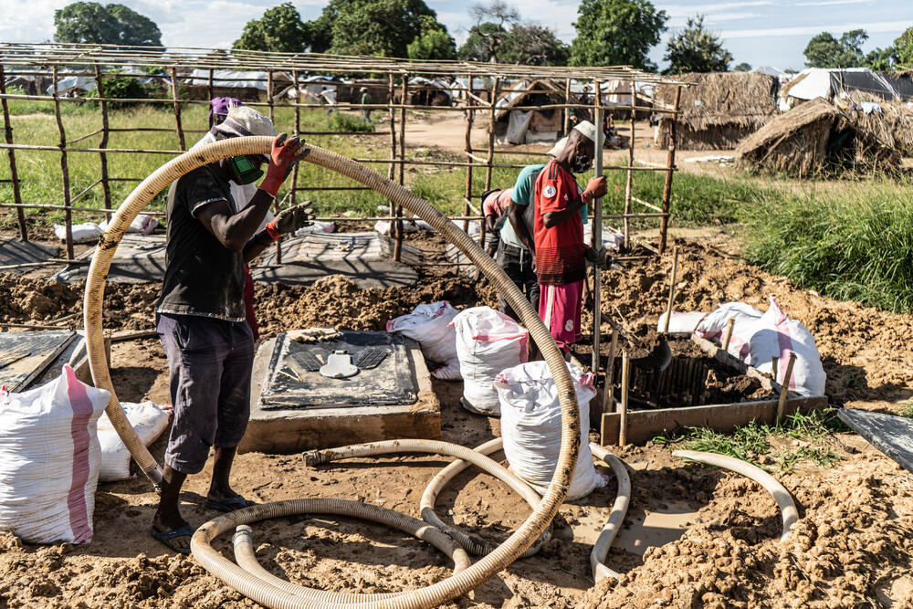 MSF teams are seen building new latrines which form part of MSF’s water, sanitation and hygiene response. 