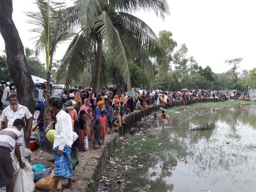 Refugees Fleeing into Bangladesh Refugees Fleeing into Bangladesh