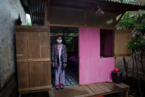 Grace is an MDR-TB patient who receives a daily injection from an MSF nurse. Grace is an MDR-TB patient who receives a daily injection from an MSF nurse.