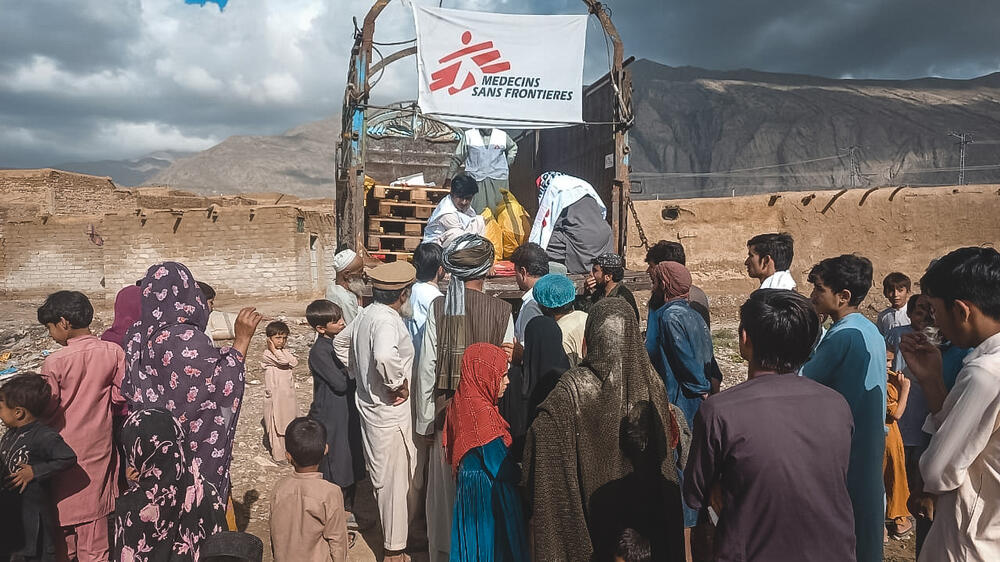 An MSF team distributing relief items to displaced people near Quetta