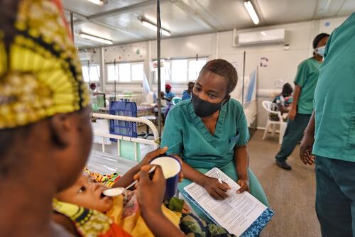 Staff at MSF's Hangha paediatric hospital in Sierra Leone talk with a mother about her child's health