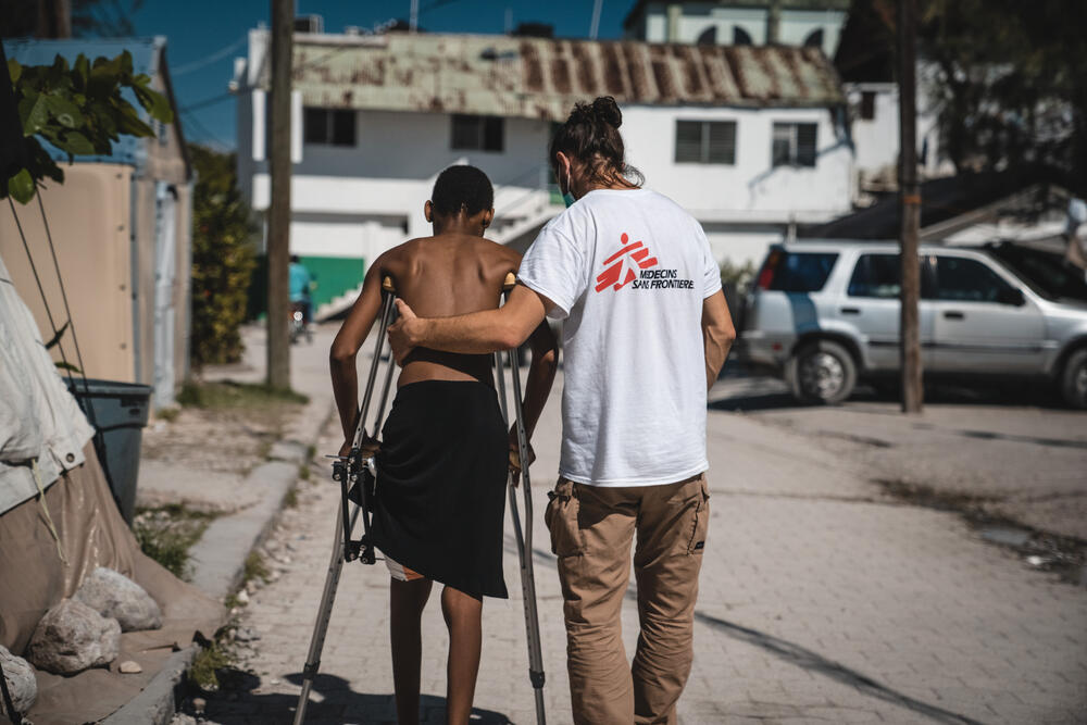 An MSF physiotherapist working with a patient injured in the August earthquake outside Hôpital Immaculée Conception in Les Cayes, Haiti