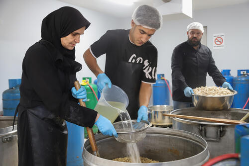 Cooked food distribution in Azarieh shelter