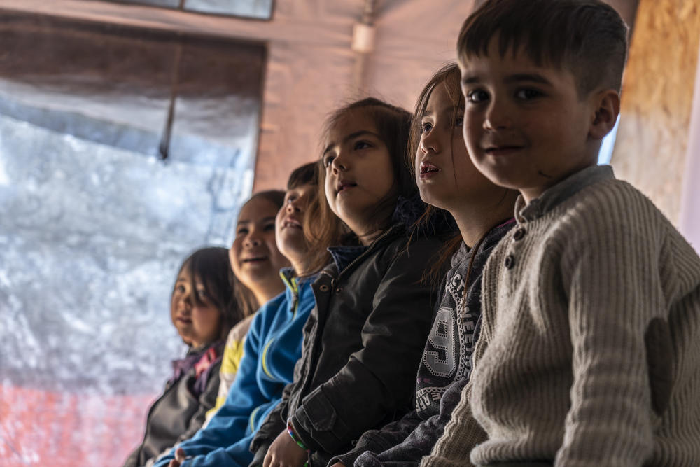 Young residents of Moria camp attend a session held by an MSF health promoter on how to protect from lice. February 2020. 