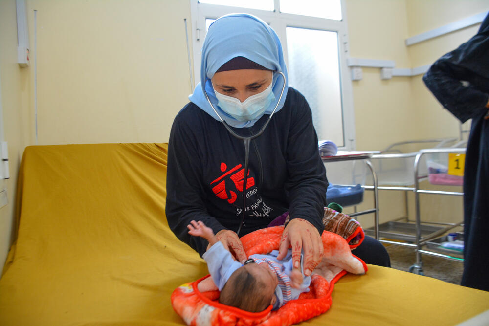 An MSF paediatrician examining a young patient at Al-Qanawis Mother and Child Hospital in Hodeidah, Yemen