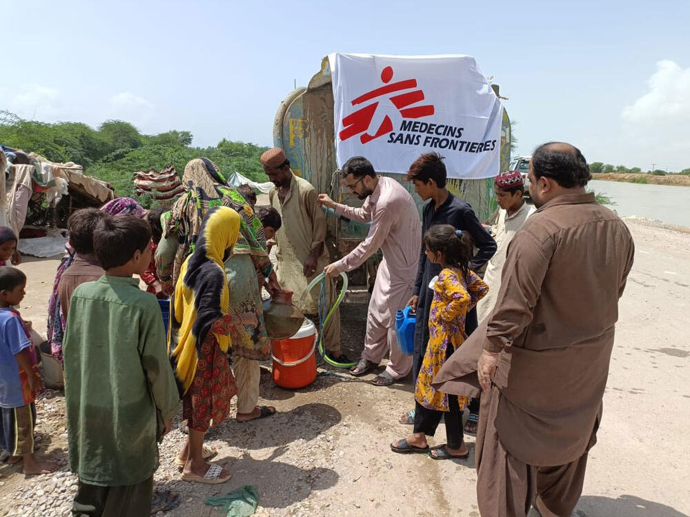 MSF teams in Dera Murad Jamali provide clean drinking water to displaced people sheltering in camps