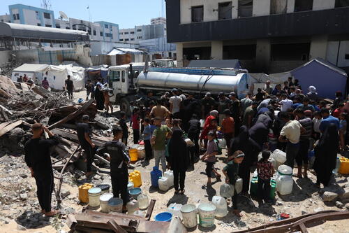 An MSF water truck provides a critical source of clean drinking water for people in Gaza An MSF water truck provides a critical source of clean drinking water for people in Gaza