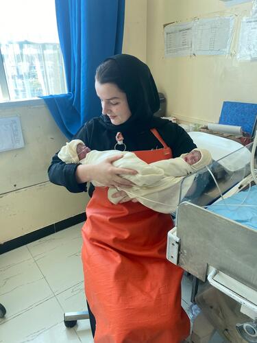 Rachel with the twins delivered at MSF's mother and child hospital in Taiz Houban
