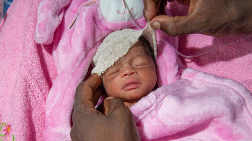 Baby Isha Ali Modu, one day after her birth, in newborn intensive care at the new MSF unit at Nilefa Keji Hospital