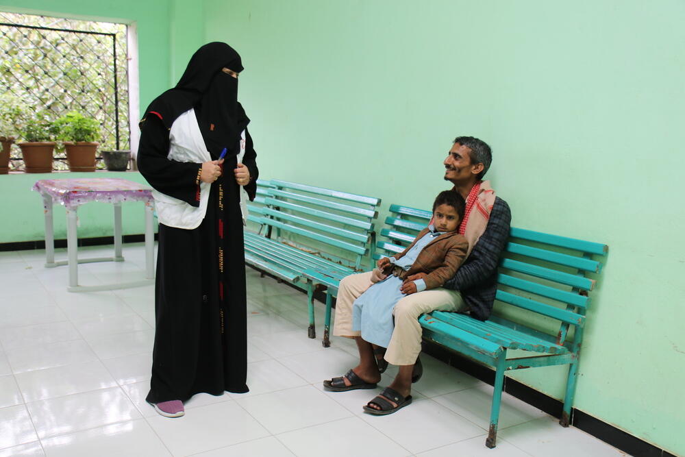 MSF psychologist Rasmia Ali Mohammed speaking to Hamdan after completing his treatment at the mental health clinic supported by 
