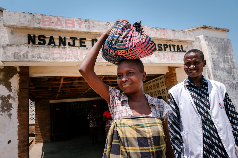 It’s time to go home. Esther is discharged from Nsanje District Hospital with support from MSF staff in Malawi. She was diagnosed with advanced HIV.