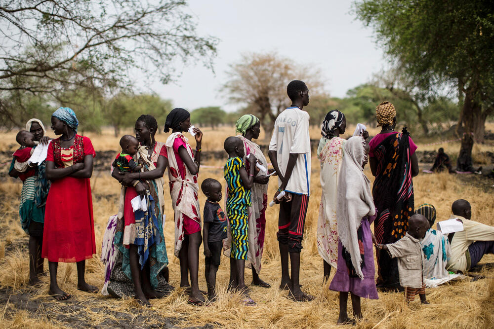 People arrive at an MSF outdoor support clinic in Thaker, Leer County, South Sudan, March 2017.