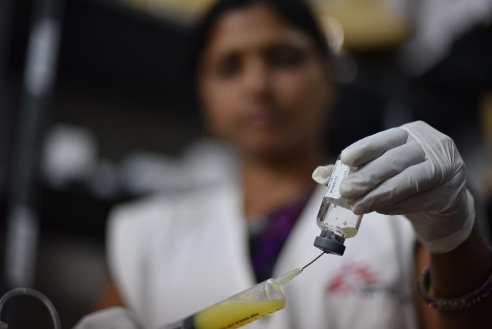 An MSF nurse prepares a single dose treatment for kala azar in remote India.