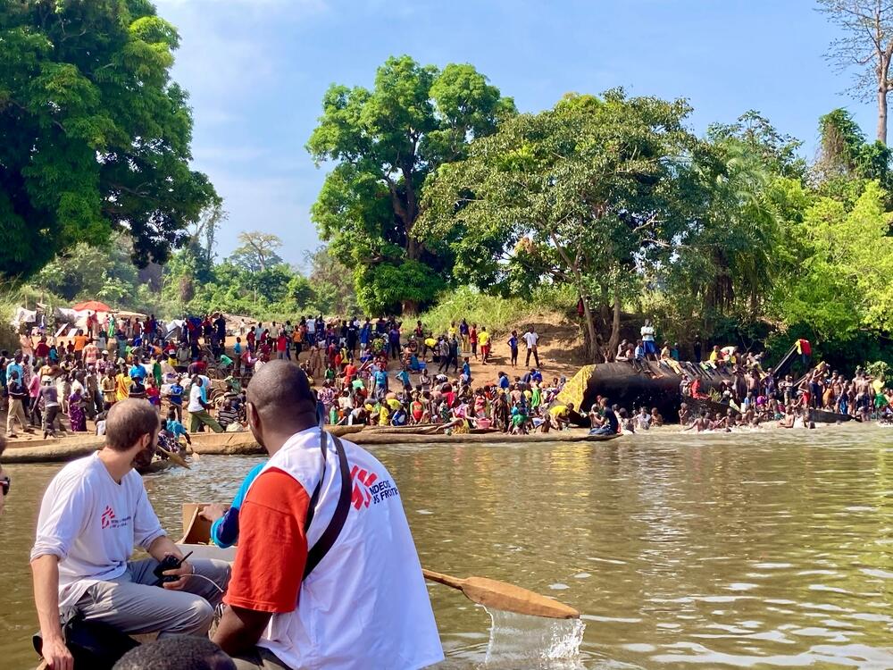 MSF staff cross the Mbomou river to reach Ndu, in Democratic Republic of Congo (DRC), where thousands of people from the Central African Republic sought refuge due to an attack on Bangassou on 3 January.