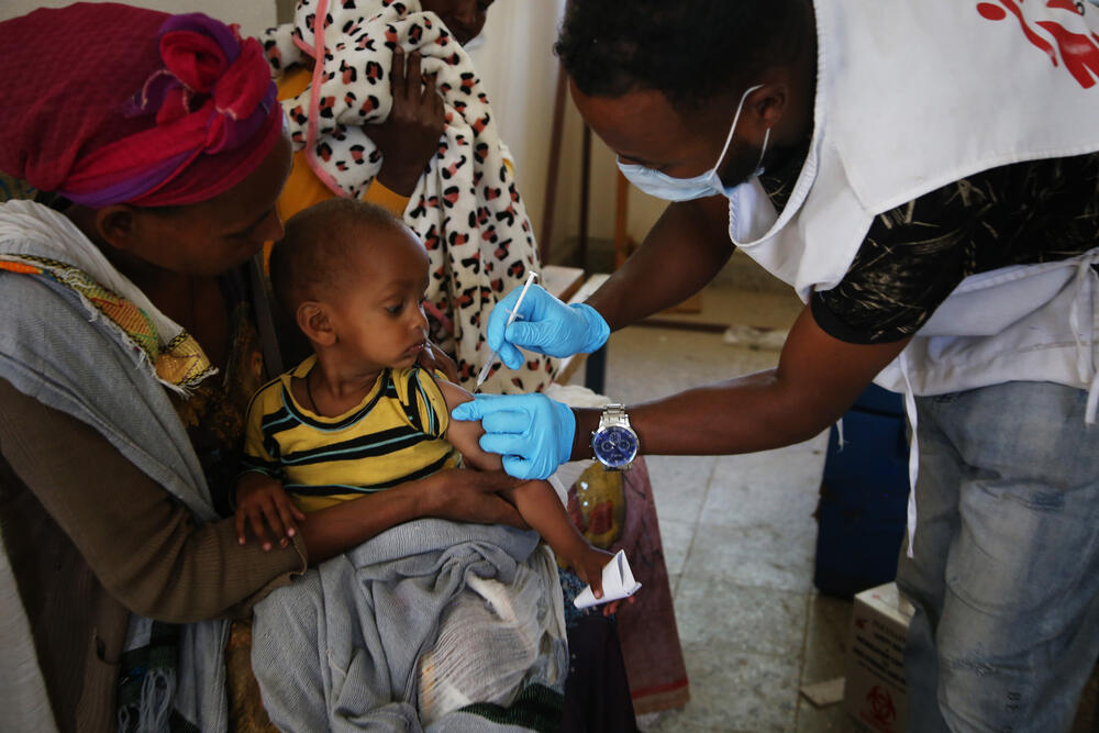 An MSF medic vaccinates a child at a mobile clinic in Sebeya