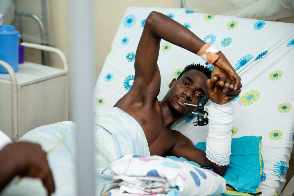 Two weeks ago, Abdoul Karim was hit by a car as he was crossing the street to sell fish and arrived unconscious in “L’Arche de Kigobe” trauma center. His arm was operated and he’s slowly recovering from the shock. “I am a fisherman and I couldn’t have afforded to be treated in another hospital. I am glad I woke up here. The staff treats me well and for free”.