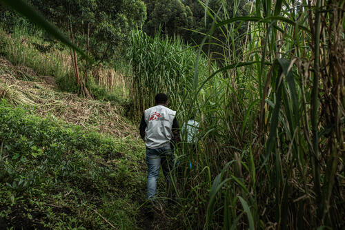 Photo of MSF staff working in the mobile clinic in Kingi, Masisi territory