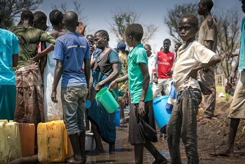 ارتفع مجموع اللاجئين وطالبي اللجوء من جنوب السودان إلى ما يزيد عن 900 ألف شخص