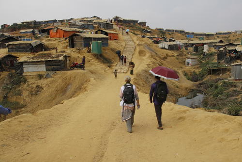 Jasim (not his real name), a former MSF staff member in Myanmar who is now a refugee in Bangladesh, walks through Kutupalong makeshift settlement, accompanied by an MSF nurse.