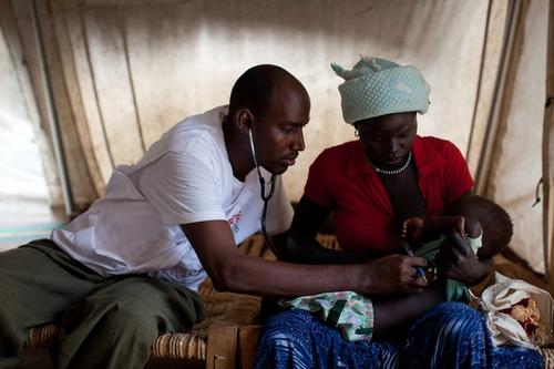 Un oficial clínico de MSF examina a un joven paciente en el hospital de campo de MSF en el campamento de refugiados de Doro, en Sudán del Sur. Un oficial clínico de MSF examina a un joven paciente en el hospital de campo de MSF en el campamento de refugiados de Doro, en Sudán del Sur. MSF/Nichole Sobe