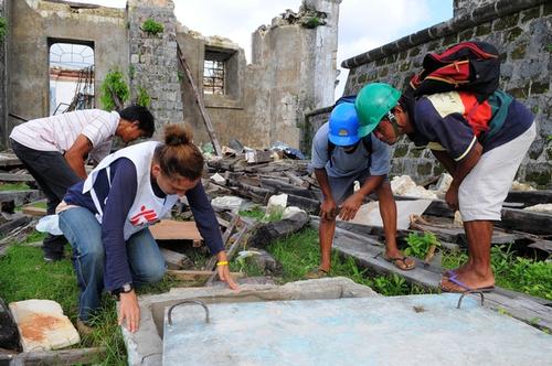 Cleaning wells in Guiuan Cleaning wells in Guiuan