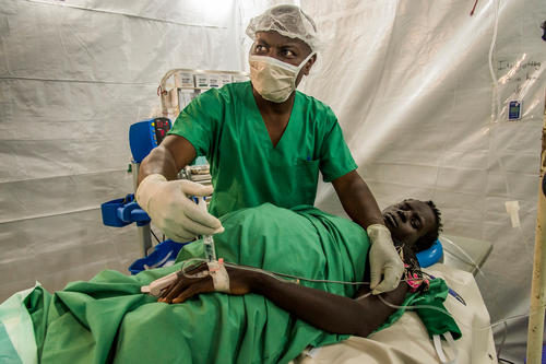 Richard Bigabwa, the anesthesiologist injects the product to anesthetize the very first patient of the new MSF surgical team in 