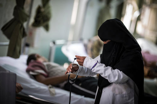 يعملون منذ عام دون أي مقابل مادي، ويقوم العديد من الموظفين بكل ما هو ممكن لاستمرار الخدمات الصحية، مهما كانت ضئيلة