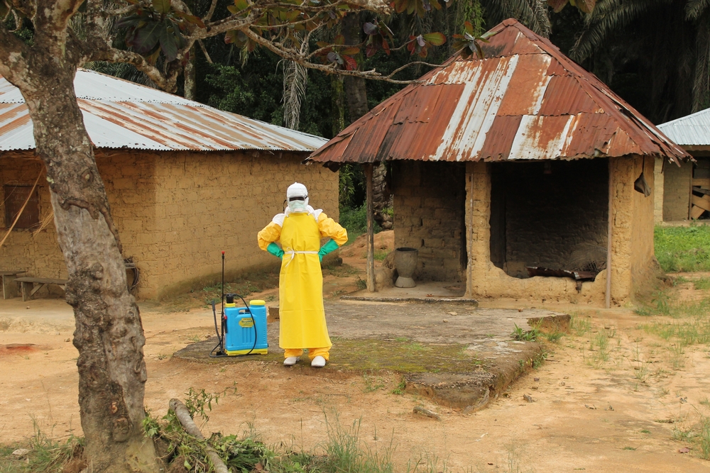Pracovník dezinfikující domy pacientů s ebolou odpočívá. Foto © Martin Zinggl/MSF