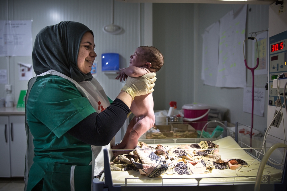 Emi se narodil v porodnici založené Lékaři bez hranic v uprchlickém táboře Domíz v Iráku.