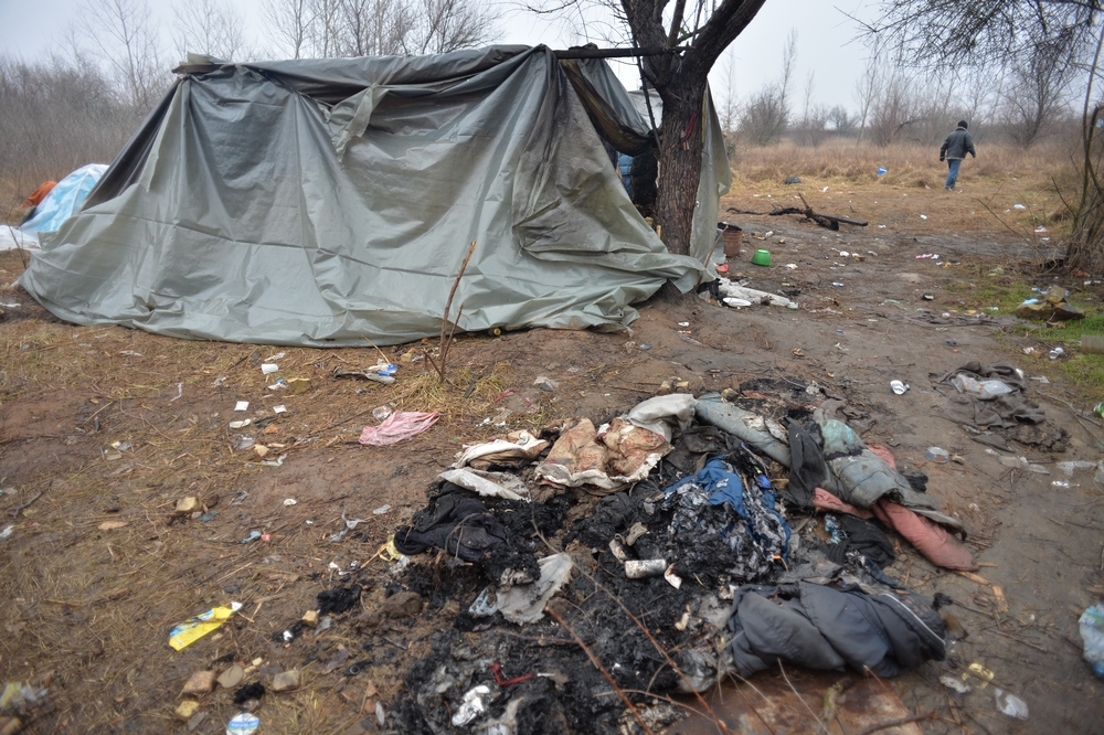 Zbytky majetku, včetně bund a přikrývek, které uprchlíkům spálila policie poblíž Subotice.