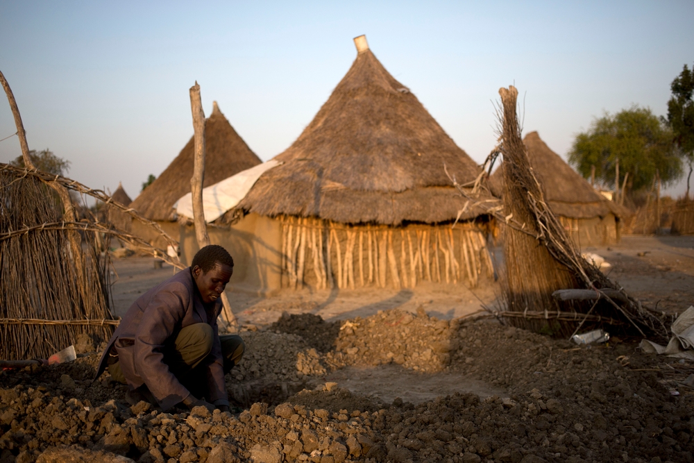 15. leden 2015: Muž buduje latrínu poblíž své chýše v Lankienu.