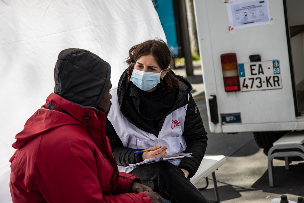 Membre du personnel MSF discutant avec un patient dans une clinique mobile gérée par MSF.