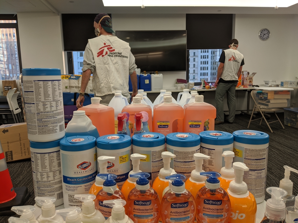 L'équipe du projet COVID-19 de MSF prépare des produits de lavage des mains et d'assainissement à distribuer à des organismes d'aide aux personnes sans abri et en situation de logement précaire à New York.