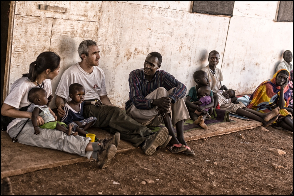 Členové Lékařů bez hranic hovoří s pacienty během krátké přestávky na klinice v Melutu.