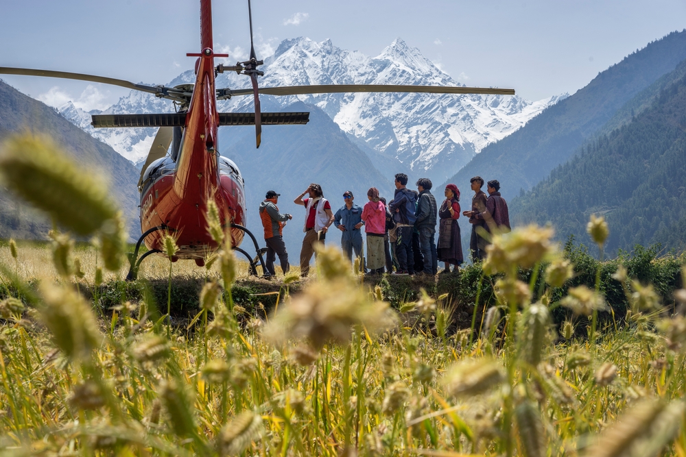 Do odlehlých vesnic se Lékaři bez hranic dostávají jen pomocí vrtulníků.