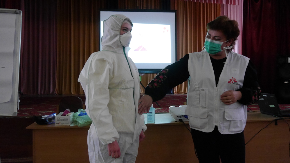 MSF staff conducts training for healthcare workers