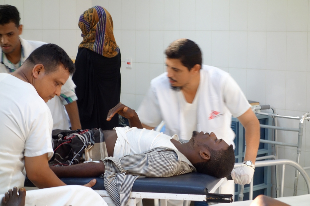 Přesun pacienta na chirurgickou pohotovost nemocnice v Adenu.