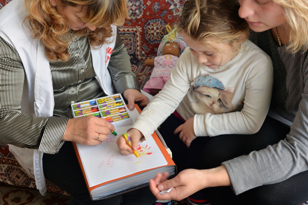 Světlana a její pětiletá dcera se účastní terapeutického sezení.