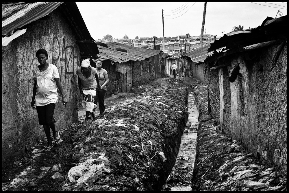 Život v Kibeře je tvrdý: slum je plný odpadků a bez zdrojů čisté vody.