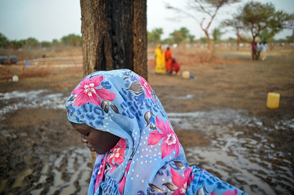 Súdánská žena čeká u vodního zdroje v uprchlickém táboře v jihosúdánském sátě Horní Nil.