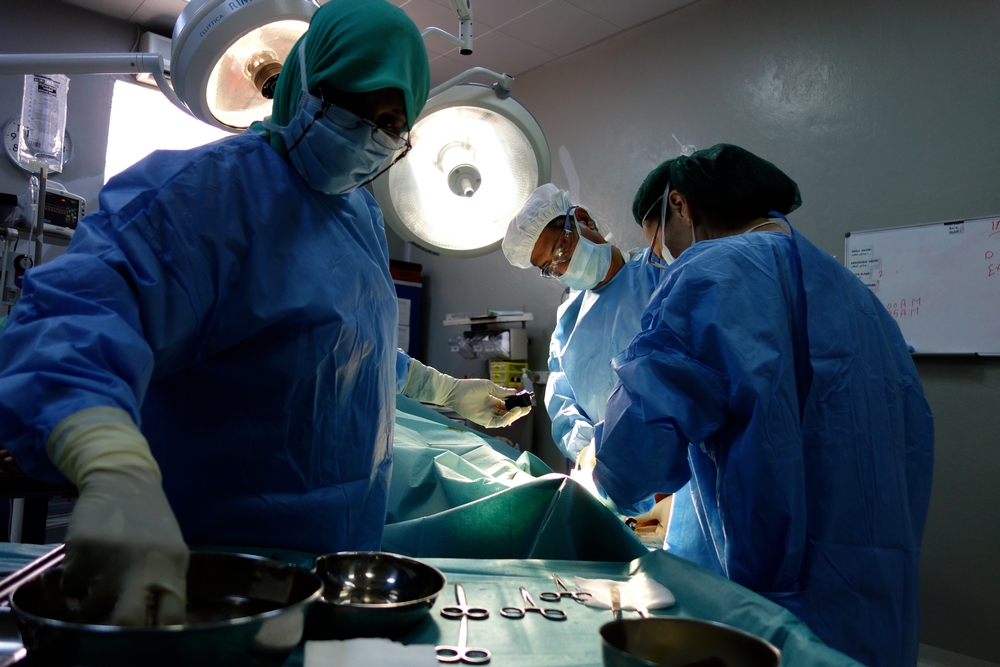 Operace na sále pohotovostní chirurgické jednotky v Adenu.