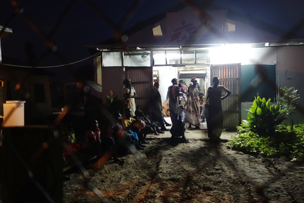 Večer se pohotovost Lékařů bez hranic stává pro celou populaci v táboře jediným místem poskytujícím zdravotní péči.
