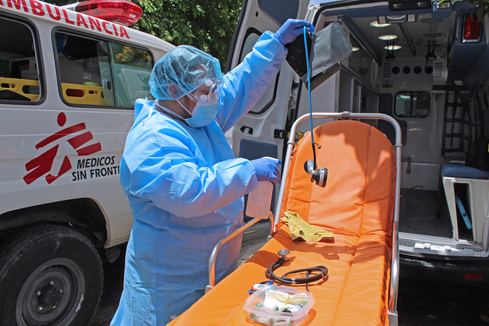 Un infirmier auxiliaire du service ambulancier de MSF désinfecte le matériel après une intervention dans la ville de Soyapango