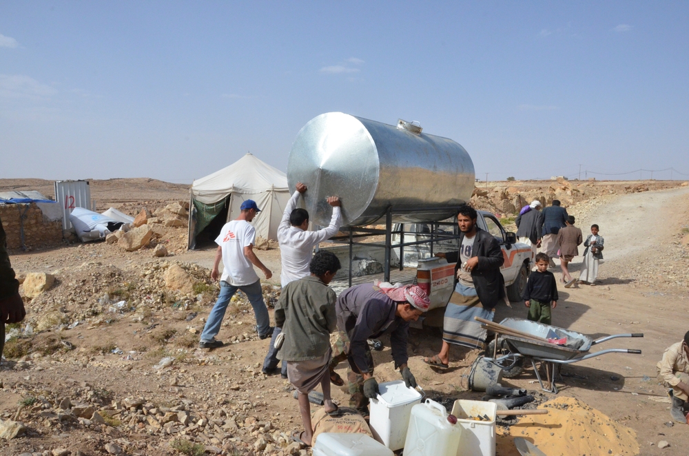 Vysídlení obyvatelé v okolí města Khamer trpí kvůli nedostatku vody. Lékaři bez hranic pro ně vypravili cisternu.