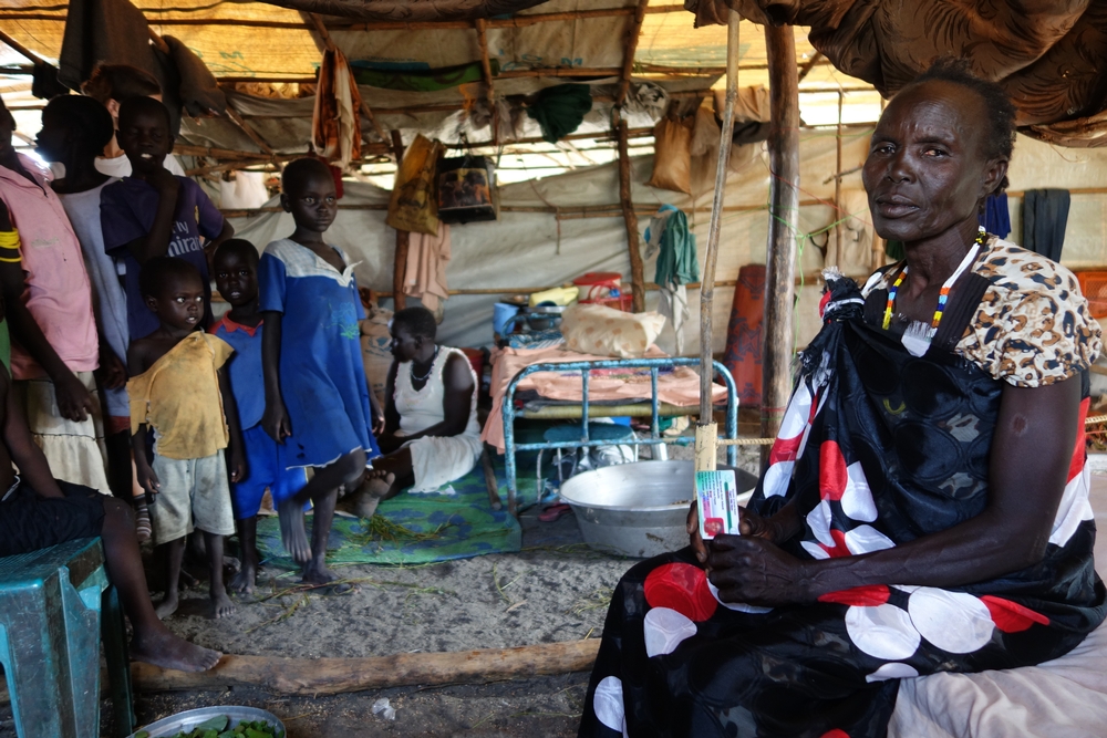 Nya žije i se svými syny v jednom z těchto stanů pro 50 lidí. Stará o 4 další děti, které byly během krize odloučeny od rodin.
