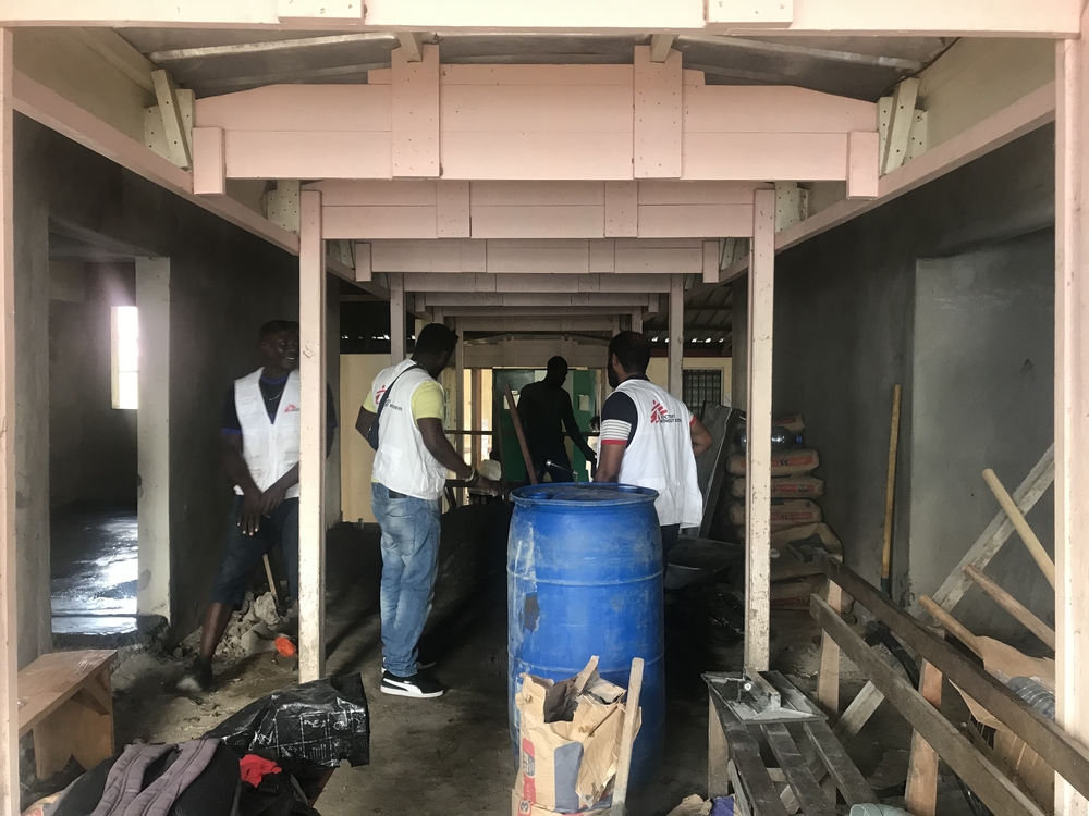 Le personnel de MSF construit une salle d'isolement de 20 lits pour les patients atteints de COVID-19 à l'hôpital régional de Buea, au Cameroun