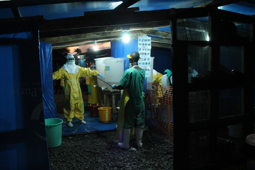 Foya, Libérie: Dezinfekce zdravotníků v ebolovém centru. © Martin Zinggl/MSF