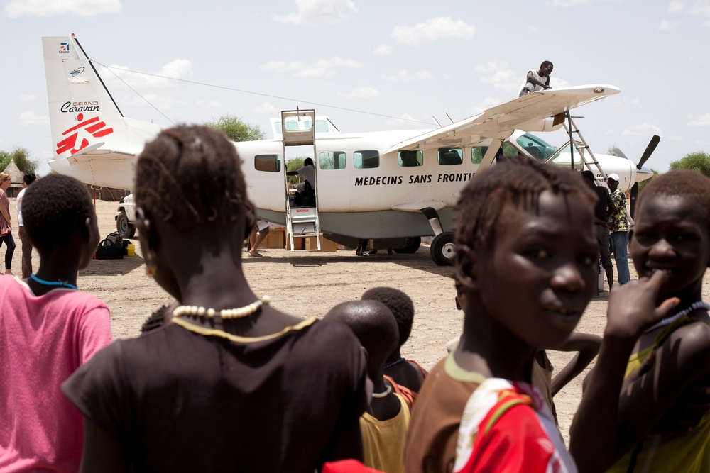 Vykládka letadla v Lankienu v Jižním Súdánu.
