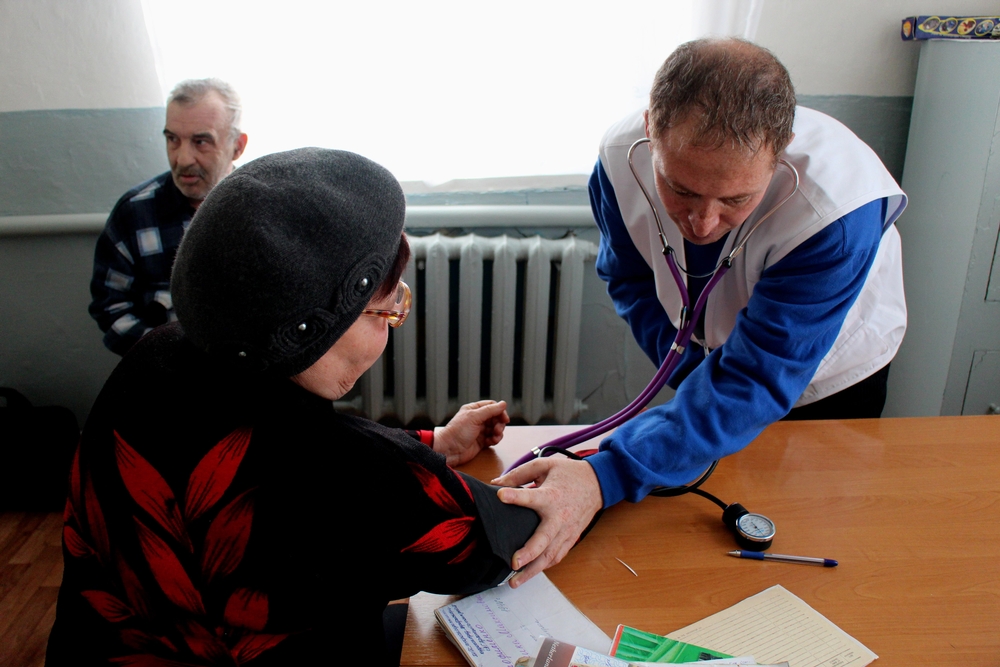 Dr. Wael Kilani vyšetřuje pacientku v Kutějnikovu, kam mobilní klinika Lékařů bez hranic vyjíždí dvakrát týdně.